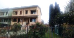 PIEVE FISSIRAGA – Villa a schiera libera sui tre lati